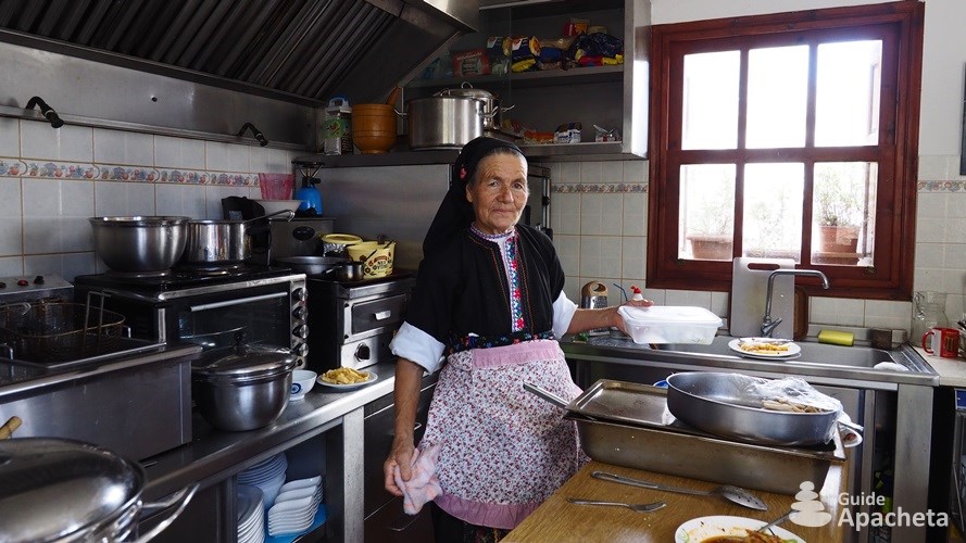 Une femme en tenue traditionnelle