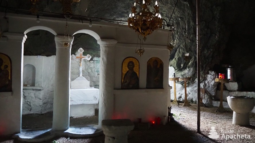 Une chapelle dans une grotte