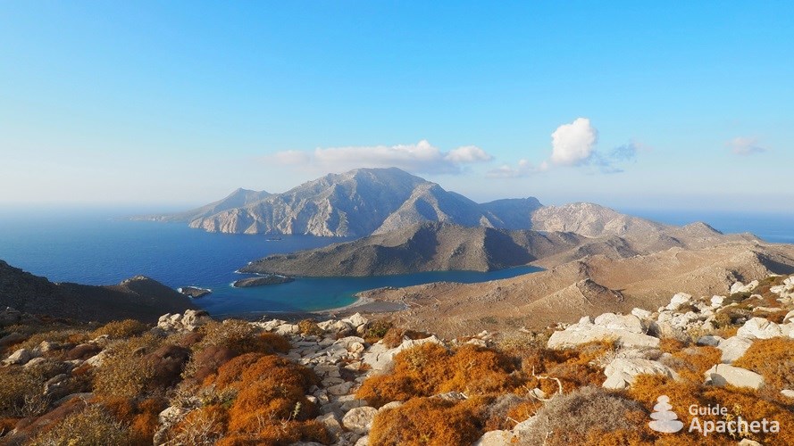 La baie de Tristomo et l'îlot de Saria